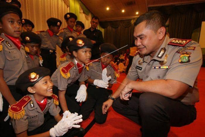 Irjen Pol Fadil Imran kala menjabat sebagai Kapolres Metro Jakarta Barat berbincang dengan anak jalanan yang mengenakan pakaian polisi sebelum gladi bersih lomba Polisi Cilik Kapolda Cup. Antara Foto/M. Agung Rajasa.