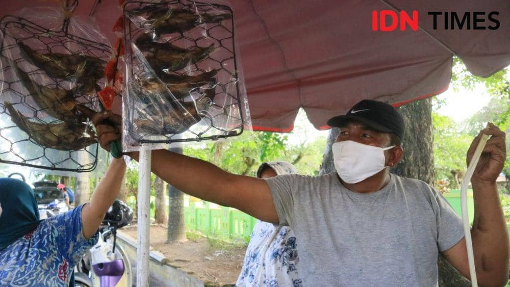 Ilustrasi penjual ikan bakar (IDN Times/Masdalena Napitupulu)