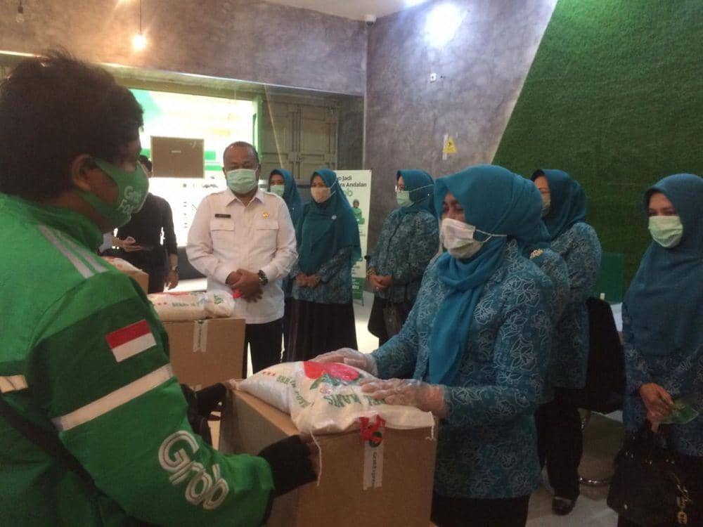 Nawal Lubis menyerahkan paket sembako kepada para mitra Grab (Istimewa)