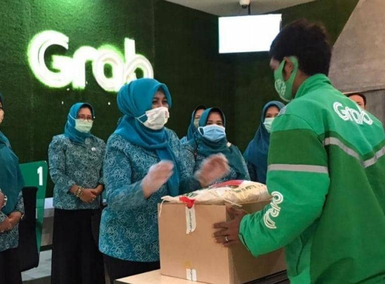 Nawal Lubis menyerahkan paket sembako kepada para mitra Grab (Istimewa)