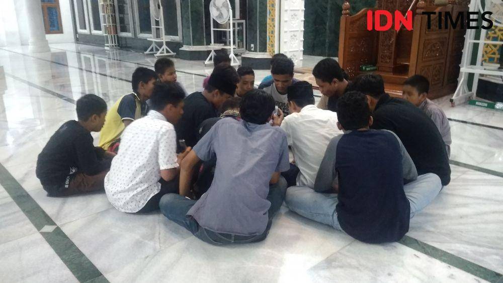 Para remaja Masjid Al Furqan, Gampong Beurawe, Kecamatan Kuta Alam, Kota Banda Aceh ketika membangunkan sahur warga dengan bersyair (IDN Times/Saifullah)