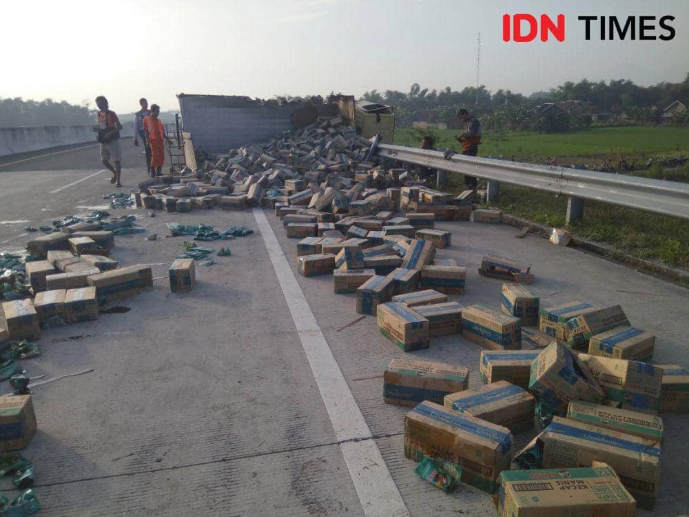 Sopir Ngantuk, Mobil Boks Pengangkut Kecap Kecelakaan di Tol Madiun