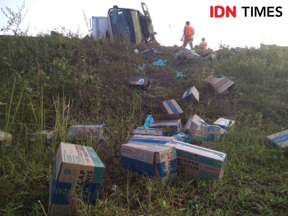 Truk pengangkut kecap terguling setelah menabrak guadril jalan tol ruas Kertosono - Ngawi di wilayah Kabupaten Madiun, Sabtu (2/5). IDN Times/Nofika Dian Nugroho