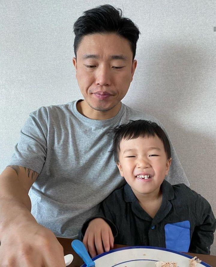 10 Potret Kesibukan Gary Asuh Anak Pasca Hengkang dari Running Man