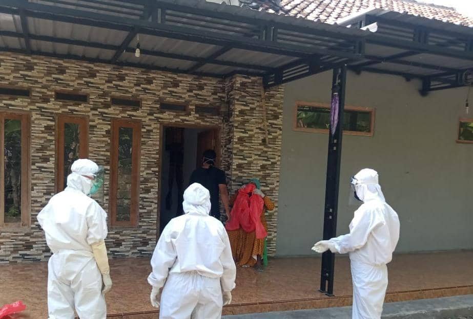 Penjemputan pasien positif COVID-19 di Jombang. IDN Times/Dok. Zainul Arifin
