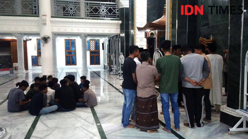 Para remaja Masjid Al Furqan, Gampong Beurawe, Kecamatan Kuta Alam, Kota Banda Aceh ketika membangunkan sahur warga dengan bersyair (IDN Times/Saifullah)