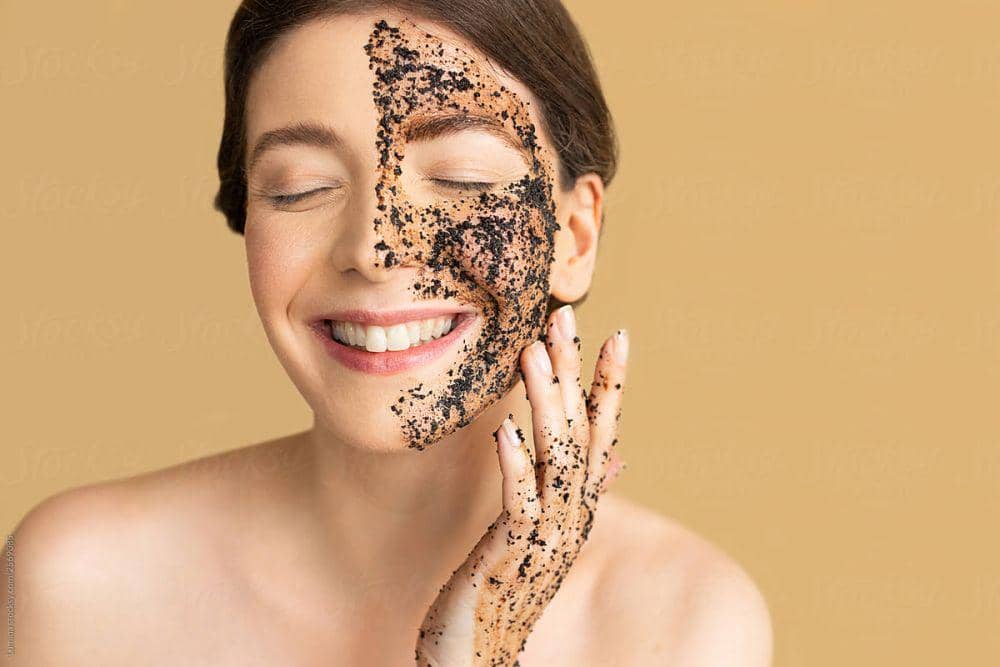 8 DIY Scrub Wajah untuk Kulit Berminyak, Yuk Bikin Sendiri!