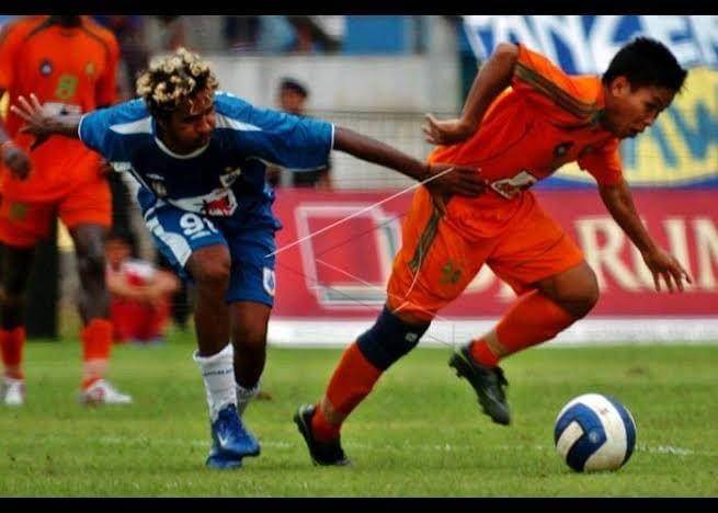 Marthe Tao saat masih memperkuat Arema. (FOTOANTARA/R Rekotomo/pd/07).