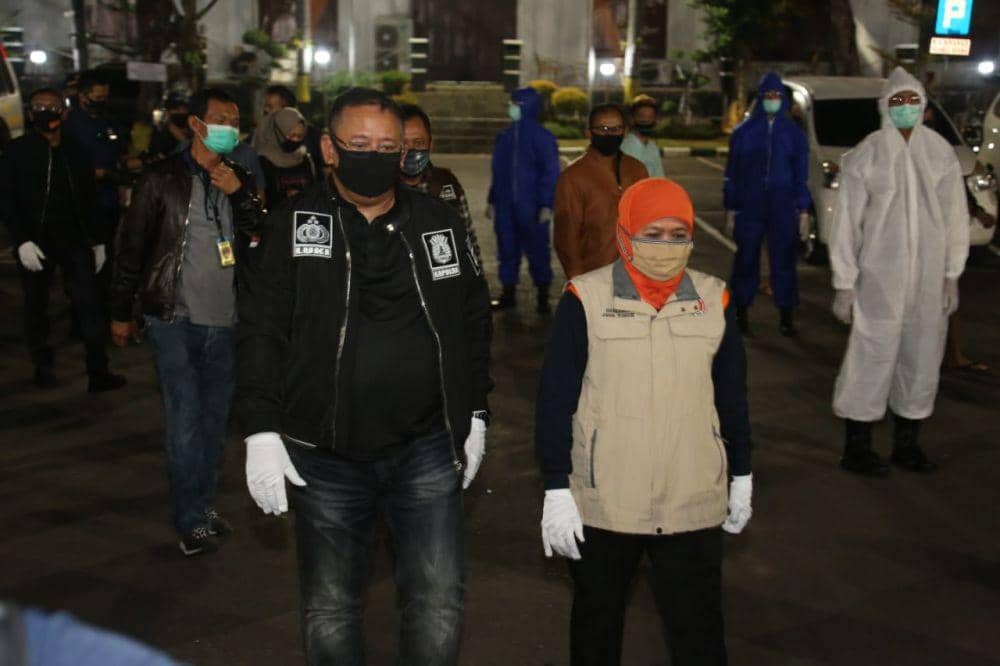 Gubernur Jatim Khofifah Indar Parawansa (kanan) dan Kapolda Jatim Irjen Pol Luki Hermawan sebelum pelaksanaan patroli skala besar PSBB Surabaya Raya. IDN Times/Dok.Istimewa
