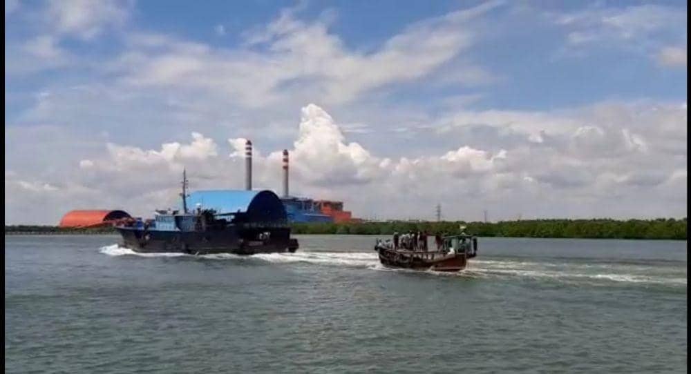 Masyarakat yang sempat melakukan penghadangan terhadap kapal yang akan mengambil ikan kerapu (IDN Times/ istimewa)