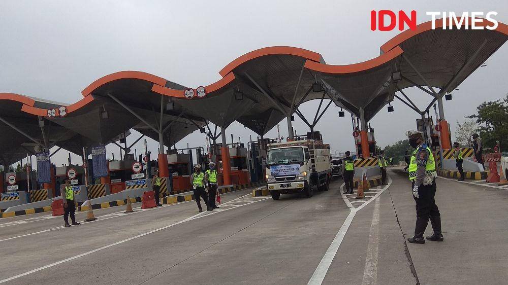 Pemantauan arus kendaraan di cek poin Gate Tol Palimanan. (IDN Times/Wildan Ibnu)