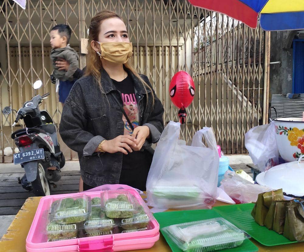 Nurul (20) mengaku waswas berjualan saat pandemik (Zulkifli Nurdin/IDN Times)