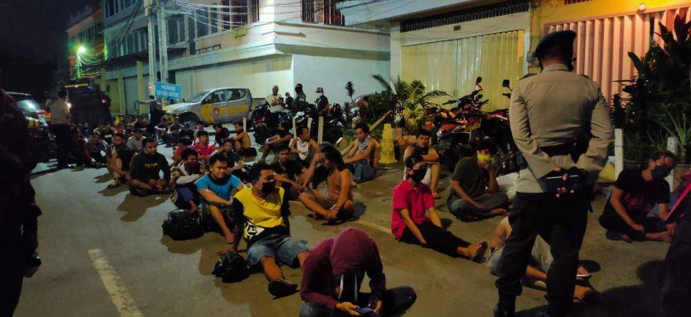 Pelanggar hari pertama PSBB di Kabupaten Gowa. IDN Times/Polres Gowa