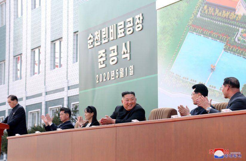 (Pemimpin tertinggi Korea Utara Kim Jong-Un muncul usai menghilang 20 hari) ANTARA FOTO/KCNA/via REUTERS