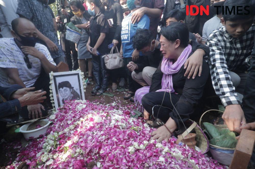 Pelukis Difabel Ini Terharu Karyanya Ada di Nisan Didi Kempot