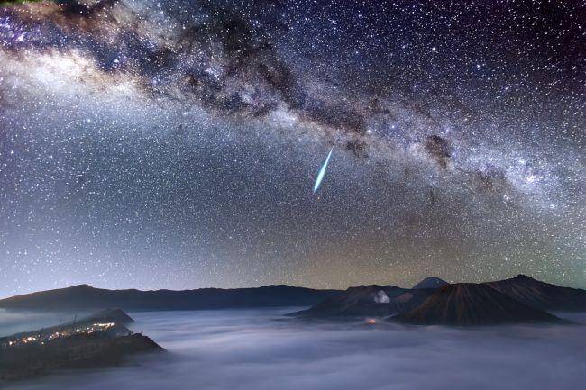 Eta-Aquarid ditangkap di atas Gunung Bromo, Jawa Timur pada 2014. Justin Ng via space.com