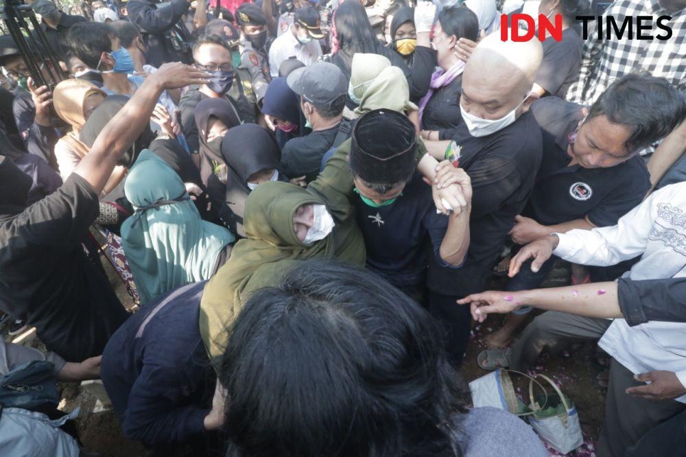 Isak Tangis Pelayat Iringi Prosesi Pemakaman Didi Kempot di Ngawi