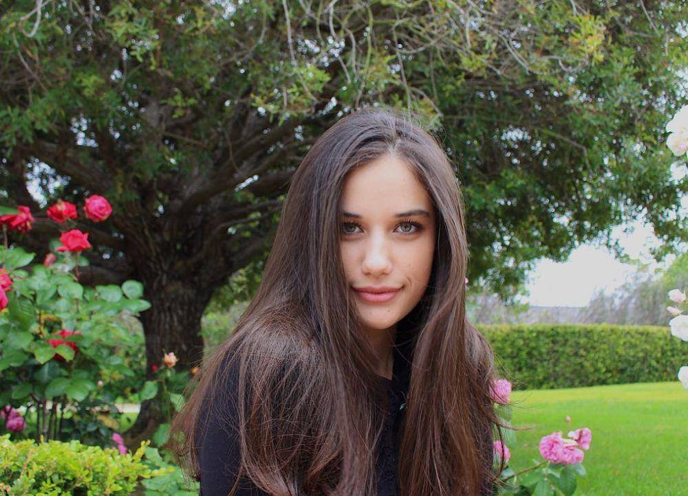 instagram.com/ella.travolta