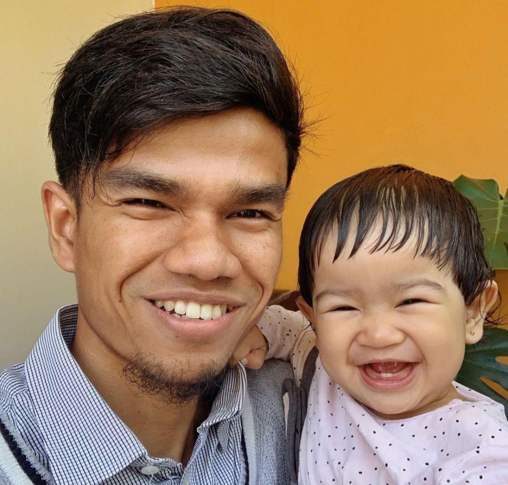 Ayah Idaman, 10 Potret Hangat Muzammil Hasballah Saat Momong Putrinya