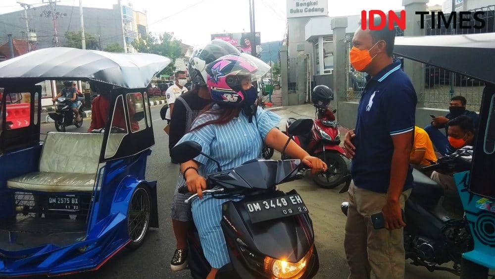 Pengendara sepedah bermotor melebihi batas maksimal 50% berhentikan dan diberikan arahan, IDN Times/Elias