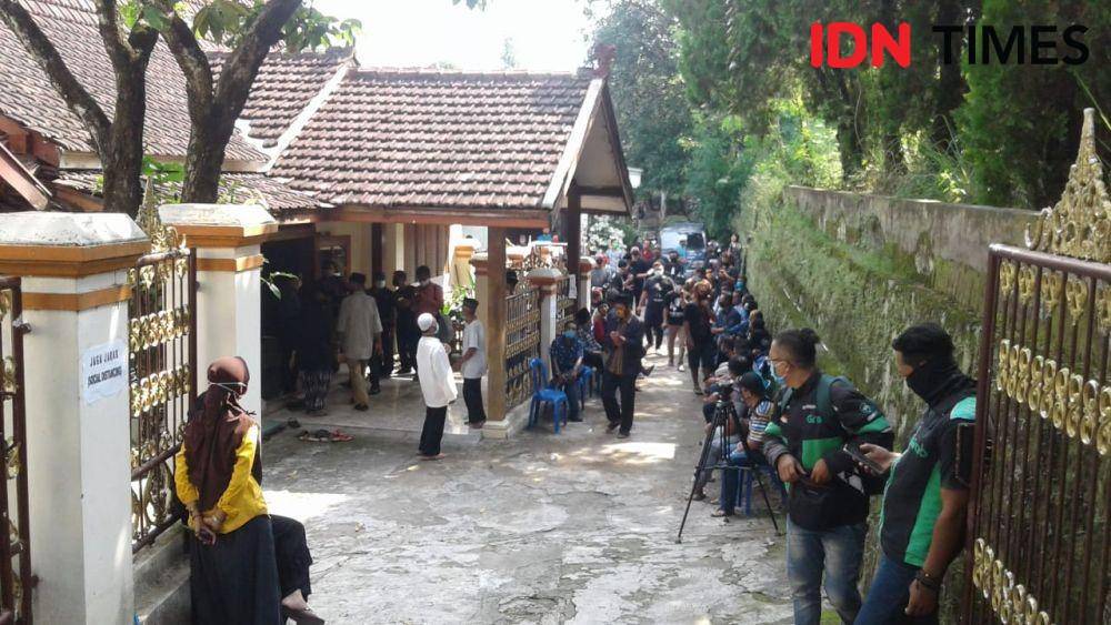 Suasana rumah duka sebelum jenazah Didi Kempot tiba di wilayah Kabupaten Ngawi, Selasa (5/5) sore. IDN Times/Nofika Dian Nugroho