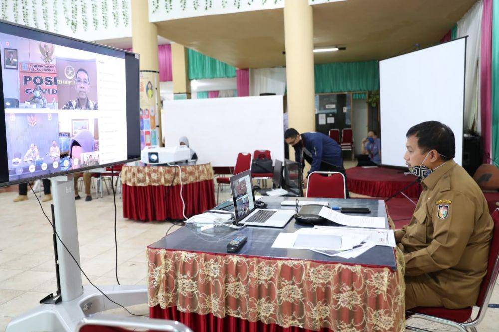 Pj Wali Kota Makassar Iqbal Suhaeb saat melakukan virtual meeting di posko induk Gugus Tugas COVID-19 Makassar, Selasa (5/5). Humas Pemkot Makassar