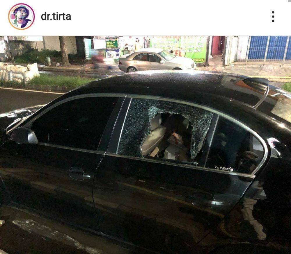 Kaca Mobil dr. Tirta Dipecah Maling, Laptop Hingga Dokumen Hilang (Instagram/@dr.tirta)