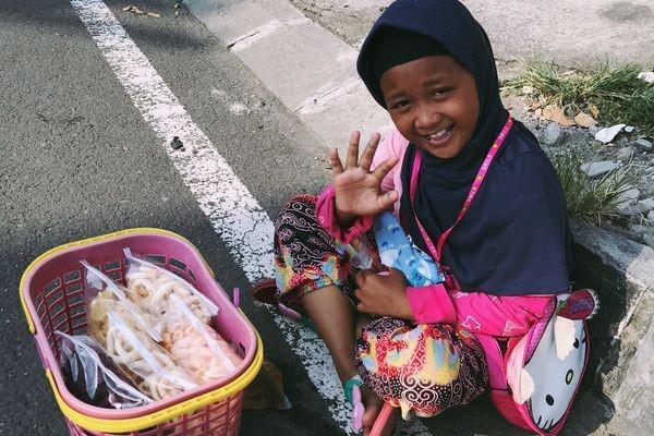 Senyuman Siswa SD Bantu Orangtua Berjualan Camilan di Jakal Yogyakarta