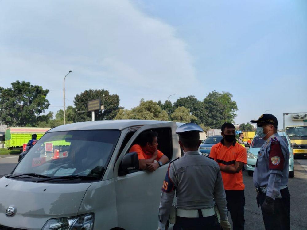 Polda Metro Salurkan Bansos Rp24 M untuk Sopir Angkot Hingga Taksi
