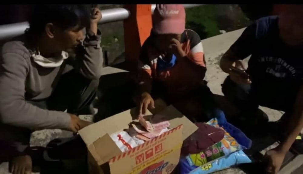 Paket bantuan yang dibagikan crazy rich Surabayan. Screenshoot video instagram.com/tomliwafa