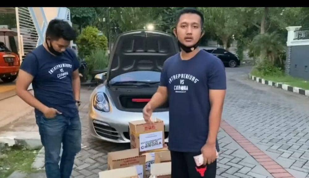Bukan Sampah, Crazy Rich Surabayan Bagikan Kardus Isi Uang Tunai