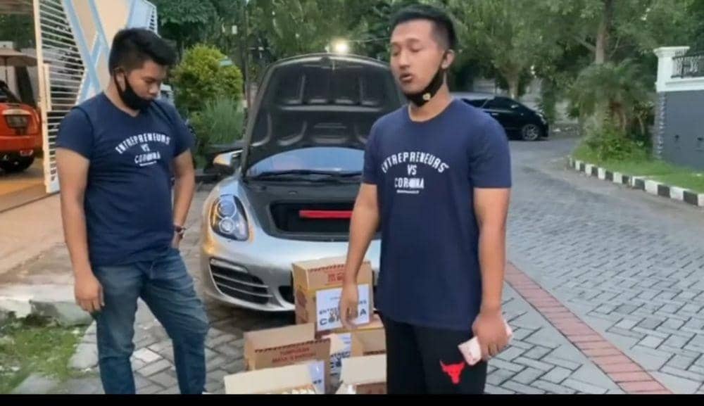 Tom Liwafa saat hendak membagikan paket berisi uang. Screenshoot video instagram.com/tomliwafa