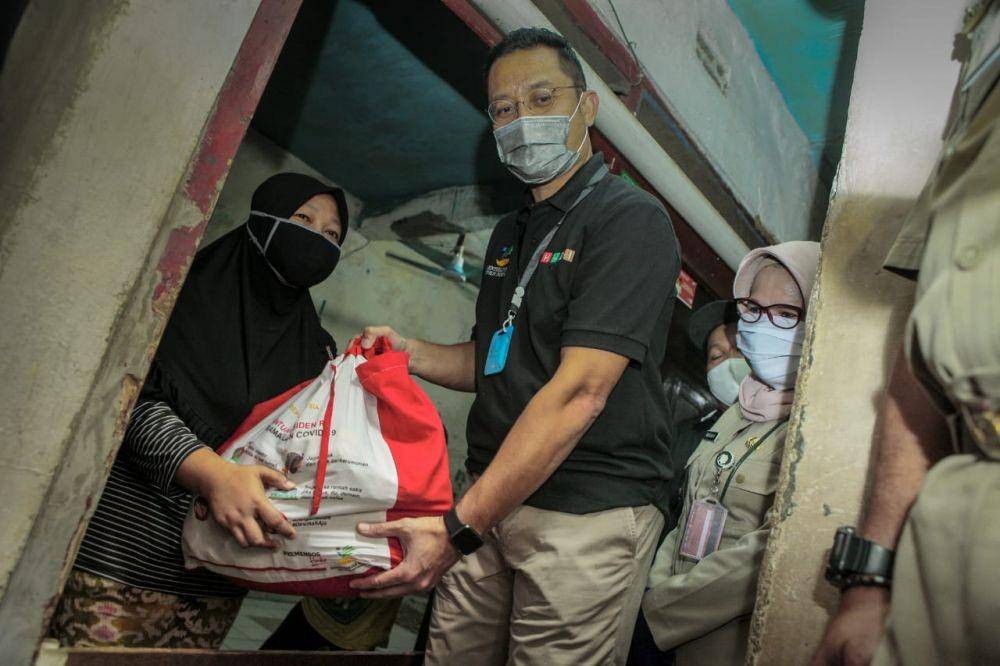 Mensos Juliari P Batubara menyalurkan bansos pada warga. (Doc. Kemensos)