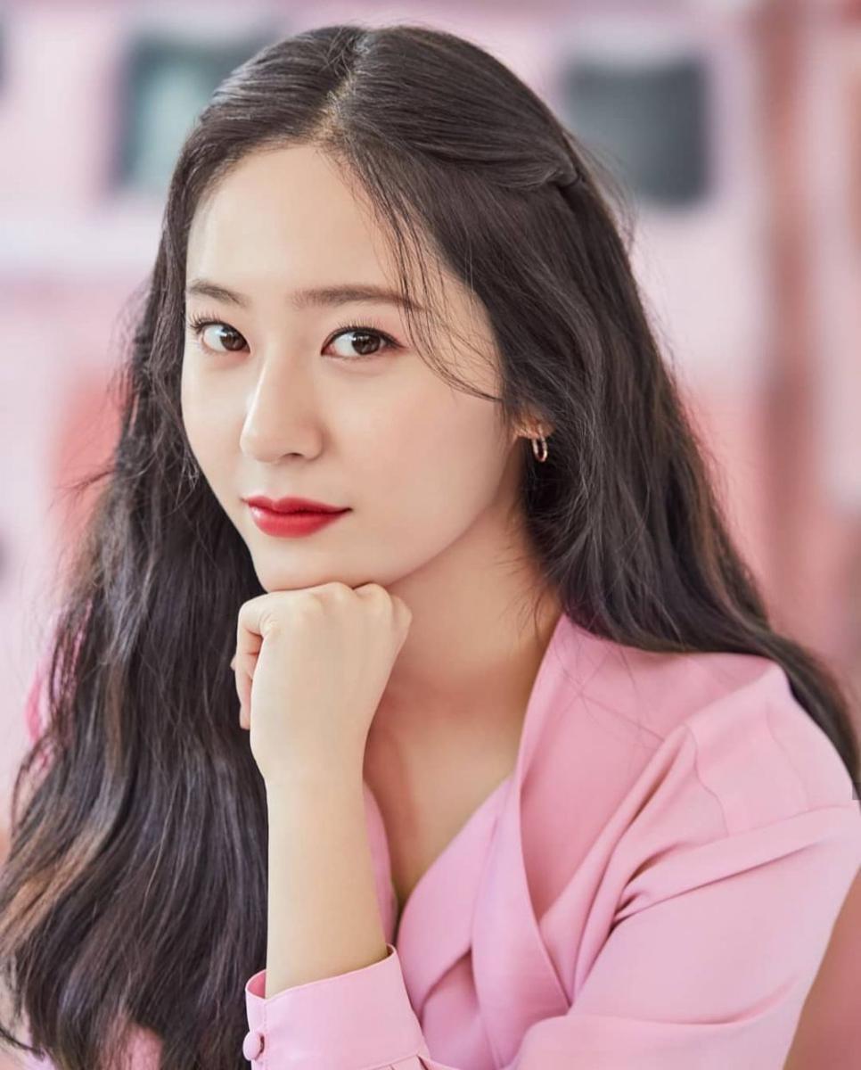Dibilang Mahal Senyum, 10 Potret Krystal Jung dengan Senyum Manisnya