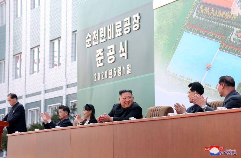 Pemimpin Korea Utara Kim Jong-un menghadiri penyelesaian pabrik pupuk, bersama adik perempuannya Kim Yo-jong, di  Pyongyang, pada 2 Mei 2020. ANTARA FOTO/KCNA/via REUTERS