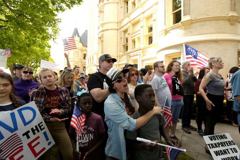 Pengunjuk rasa memprotes perintah 'tinggal di rumah' untuk menekan penyebaran penularan virus corona di Washington, Amerika Serikat, pada 1 Mei 2020. ANTARA FOTO/REUTERS/Young Kwak