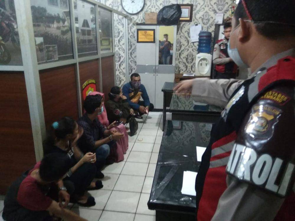 Pasangan muda-mudi diamankan di Polrestabes Palembang (IDN Times/Istimewa)