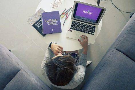 ilustrasi laptop dan buku (unsplash.com/gabrielizalo)