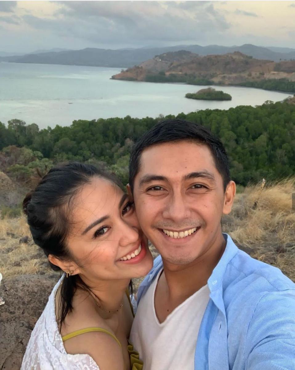 10 Potret Romantis Keluarga Tyna Mirdad dan Kenang, Lagi Disorot!