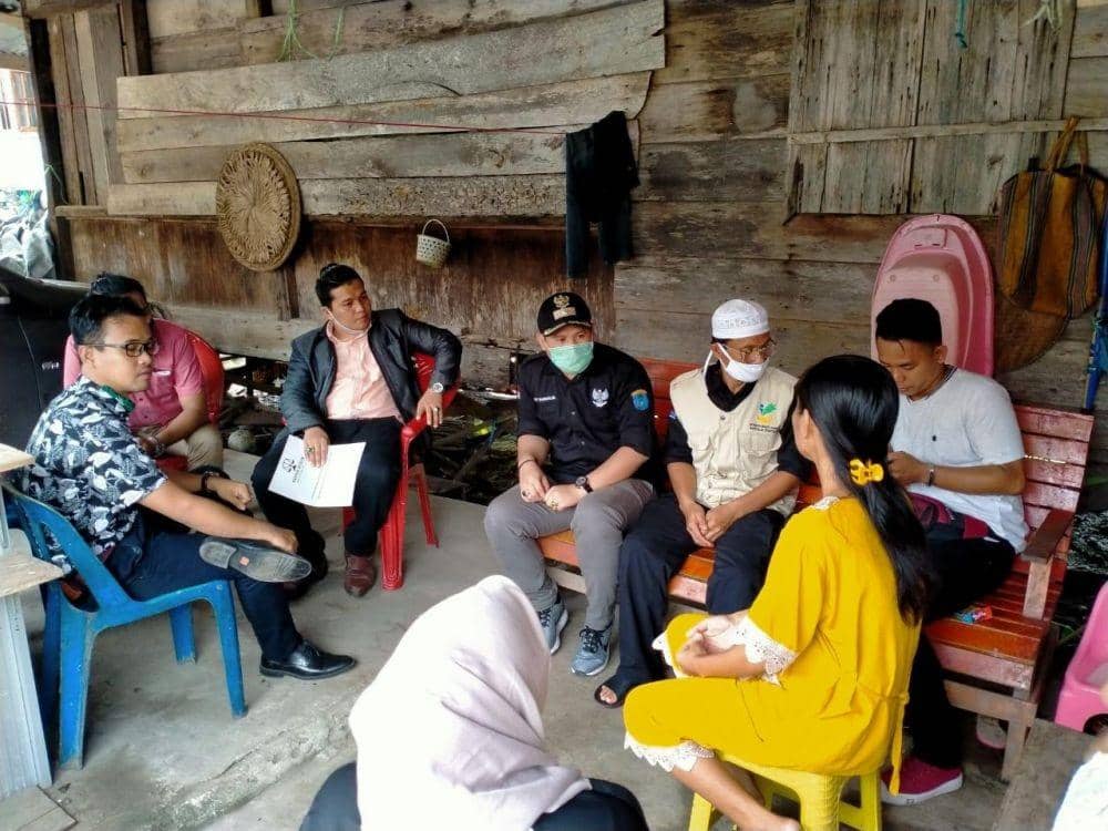 Tim kecamatan menemui keluarga korban (IDN Times/Humas Pemkab OKI)