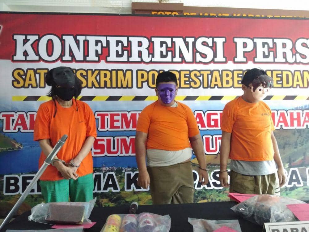 Tiga pelaku pembunuhan Elviana saat dipaparkan di Polrestabes Medan, Jumat (8/5) (Istimewa)