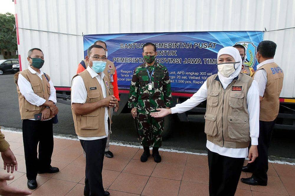 Gubernur Jatim Khofifah Indar Parawansa menerima bantuan dari BNPB untuk RS Darurat COVID-19. Dok Humas Pemprov Jatim