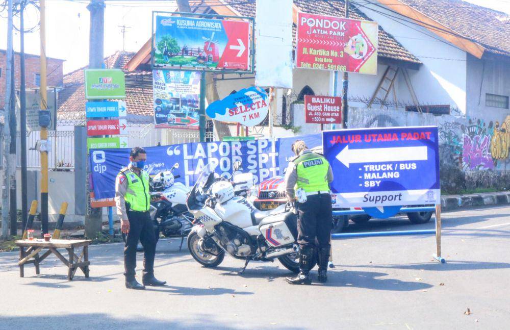 Polisi menjaga kawasan physical distancing di Kota Batu. Malang Raya tengah membahas rencana PSBB. IDN Times/Alfi Ramadana