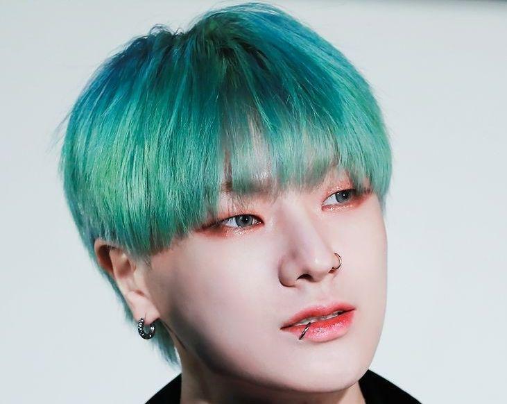 10 Potret Memesona Hanse VICTON dengan Rambut Mint, Mentereng Banget