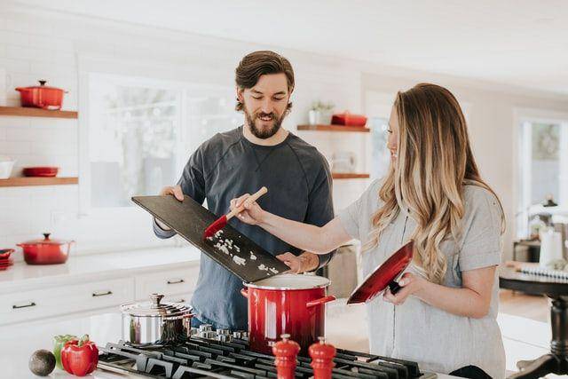 Ilustrasi masak bareng (Unsplash.com/ Becca Tapert)