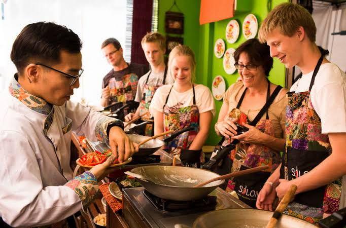 9 Pengalaman Seru yang Harus Dicoba saat Liburan di Bangkok, Apa Aja?
