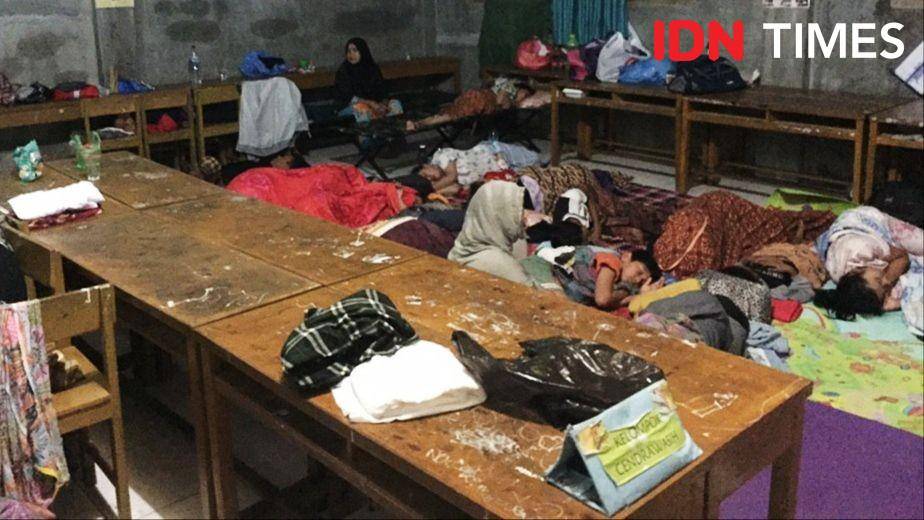 Susansa salah satu ruang kelas yang menjadi tempat beristirahat pengungsi korban banjir (IDN Times/Saifullah)