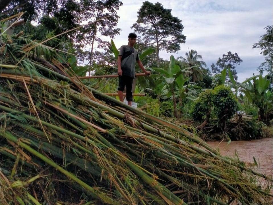 Material banjir bandang (IDN Times/Rangga Erfizal)