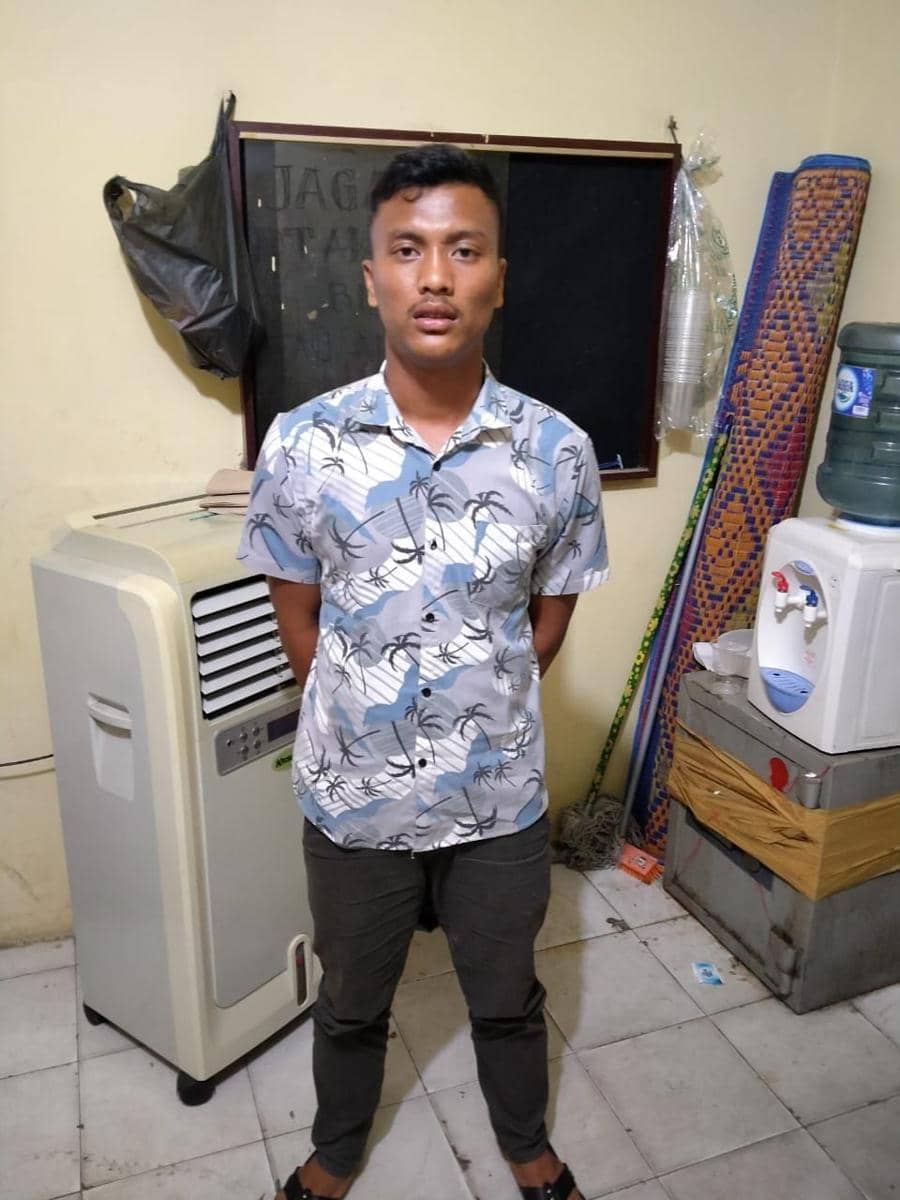 Pelaku sesaat diamankan petugas kepolisian (IDN Times/ istimewa)