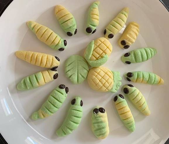 ilustrasi kue ulat (kuelebarankekinian 2 instagram.com/cookingwithhel)